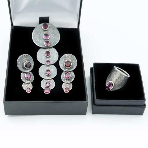 Set argint, aur, ametist si diamante verzi