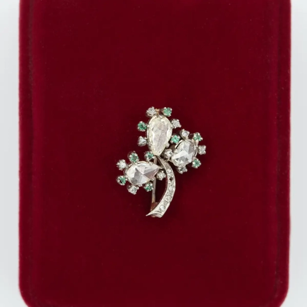 Brosa victoriana, aur 18k, diamante 2,3 ct., smaralde