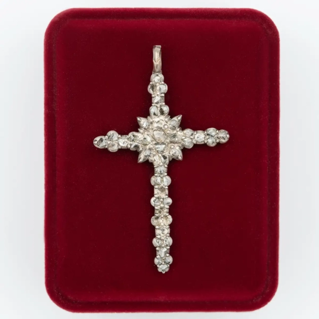 Pandant cruciulita sec. XVIII-XIX, aur si diamante minim 2,3 ct