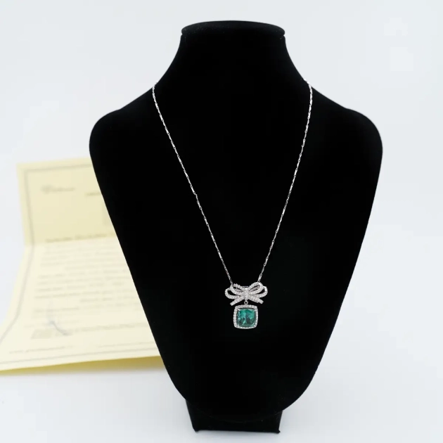 Colier platina si aur 18K cu turmalina verde 6.6 ct si diamante 2.2.ct