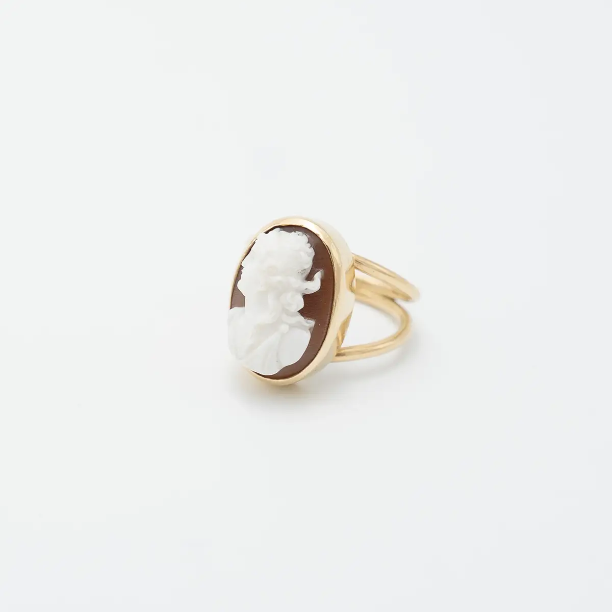 Inel vintage, aur 18K, camee sculptata in cochilie de melc marin