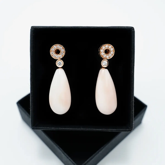 Cercei aur 18K cu diamante si briolete coral ”Piele de inger”