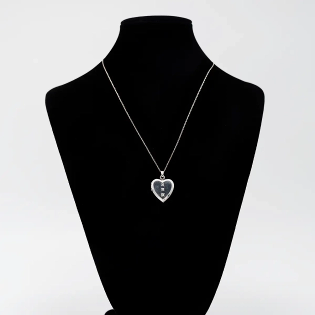 Colier tip caseta cu diamante