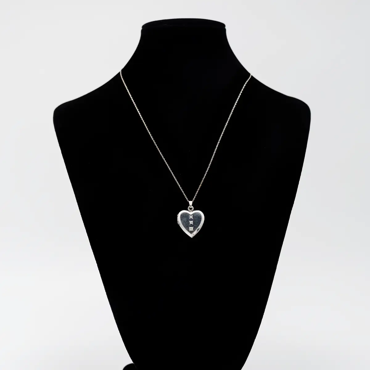 Colier tip caseta cu diamante